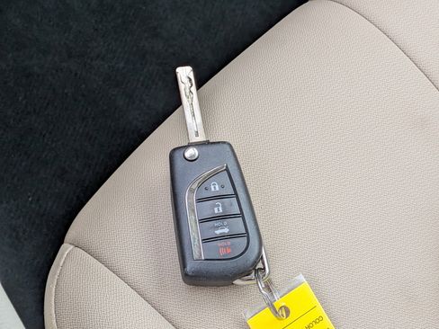 Used 2022 Toyota Camry LE image 31