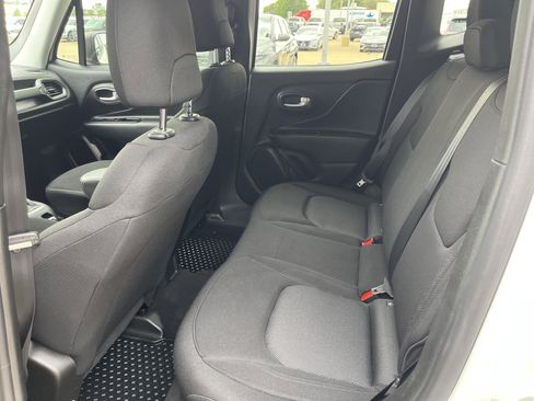 Used 2023 Jeep Renegade Latitude AWD/4WD image 12