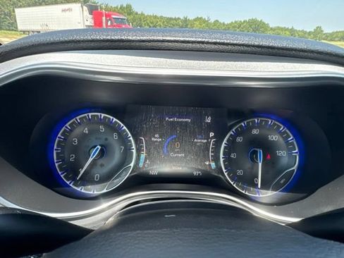 Used 2025 Chrysler Pacifica Limited FWD image 14