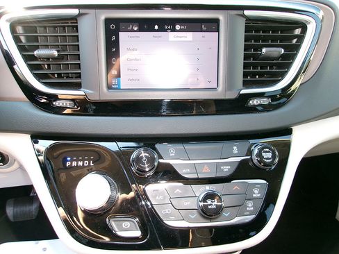 Used 2023 Chrysler Voyager LX FWD image 17