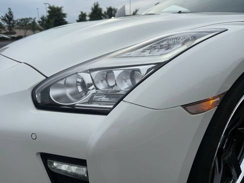 Used 2017 Nissan GT-R Premium w/ Premium Interior Package AWD/4WD image 14