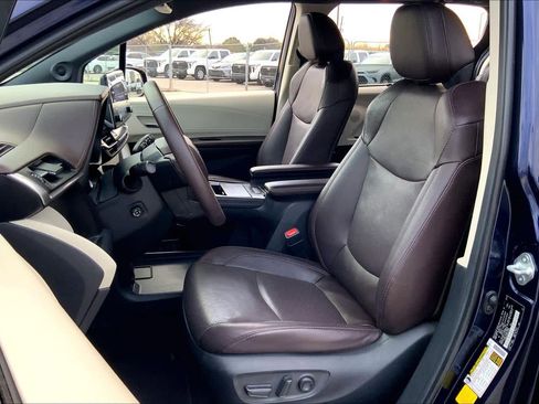 Used 2022 Toyota Sienna Platinum image 7