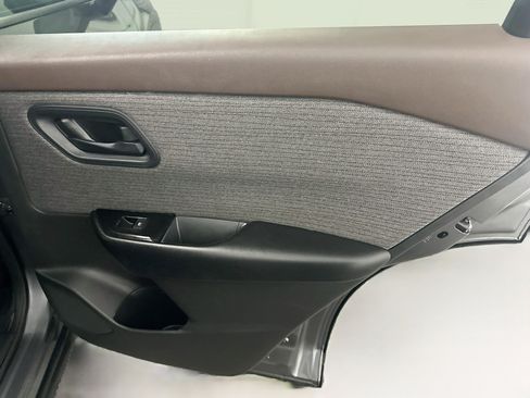 Used 2023 Nissan Rogue S AWD/4WD image 30