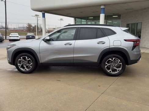 Used 2025 Chevrolet Trax LT w/ LT Convenience Package image 6