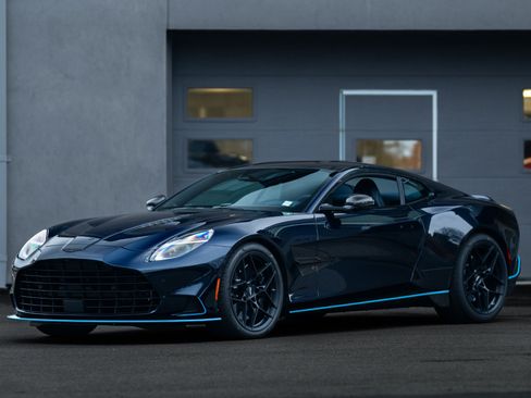 Used 2025 Aston Martin Vanquish RWD image 37