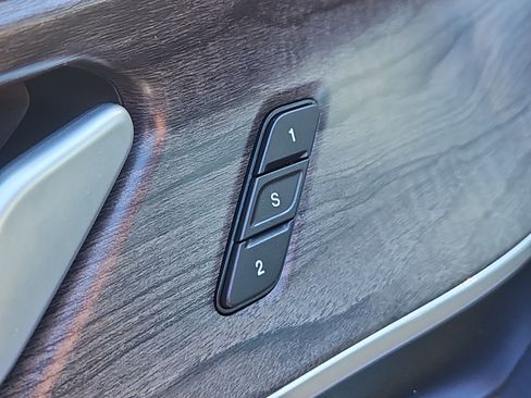 Used 2023 Jeep Grand Cherokee Limited w/ Luxury Tech Group II image 14