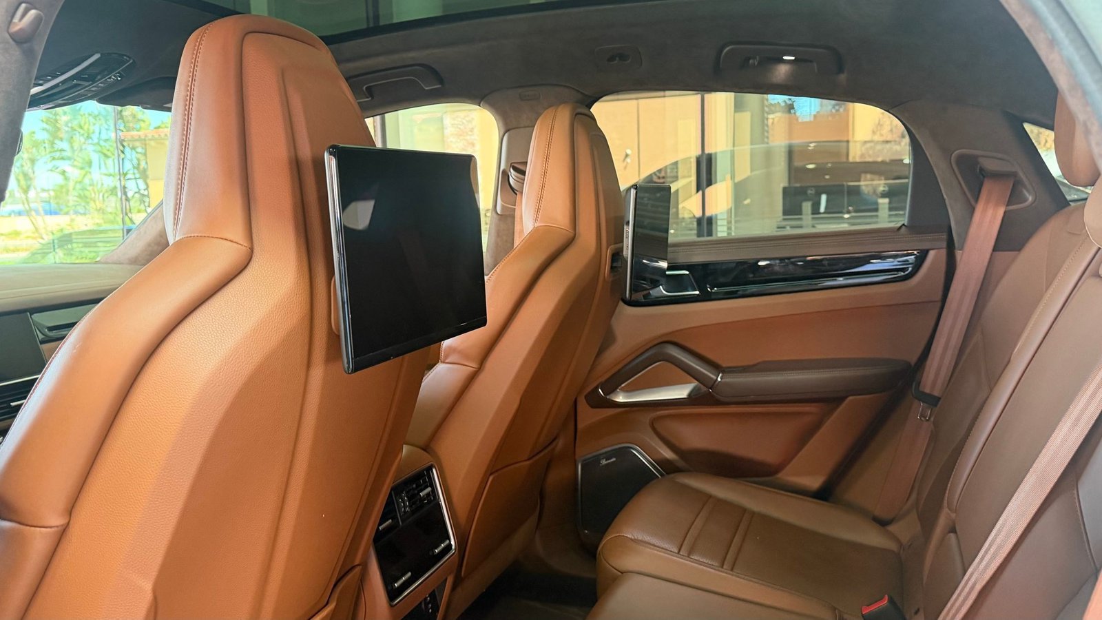 Certified 2022 Porsche Cayenne Turbo AWD/4WD image 16