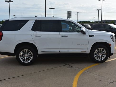 Used 2024 GMC Yukon SLT w/ SLT Luxury Package AWD/4WD image 4
