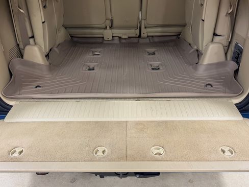Used 2010 Lexus LX 570 4WD w/ Luxury Pkg image 28