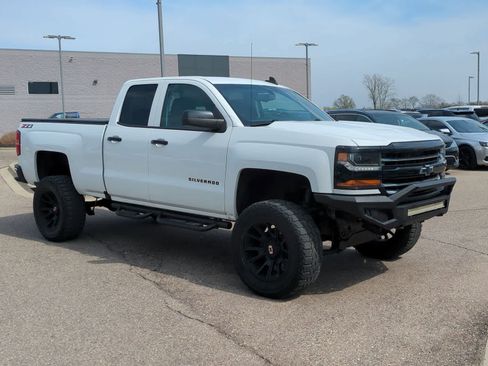Used 2018 Chevrolet Silverado 1500 LT w/ Redline Edition AWD/4WD image 2