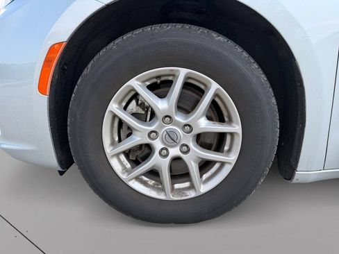 Used 2024 Chrysler Pacifica Touring-L FWD image 22