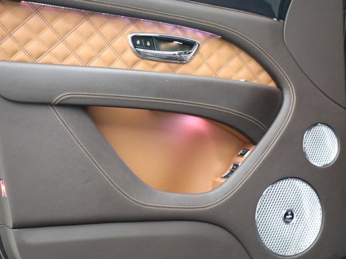 Certified 2021 Bentley Bentayga image 18