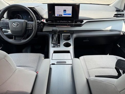 Used 2026 Toyota Sienna LE FWD image 10