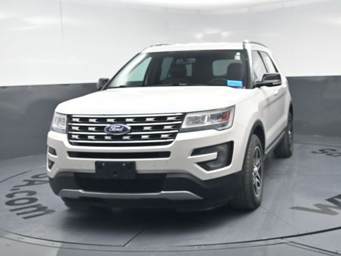 Used 2017 Ford Explorer XLT w/ Equipment Group 202A image 11