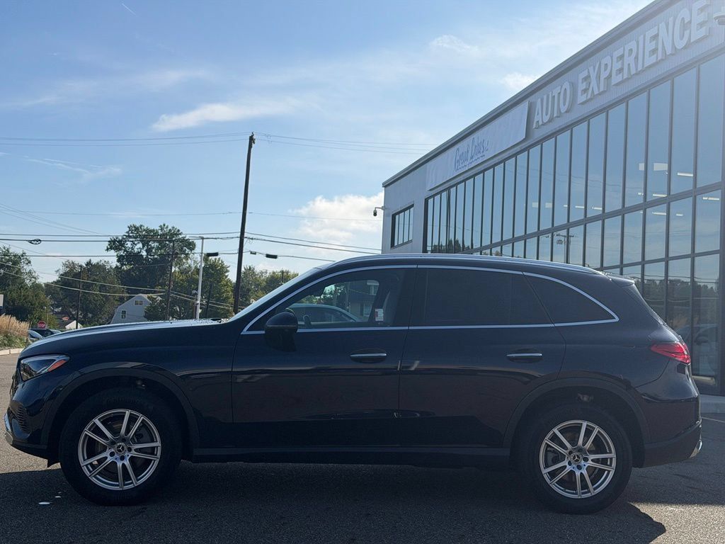 Used 2023 Mercedes-Benz GLC 300 4MATIC image 1