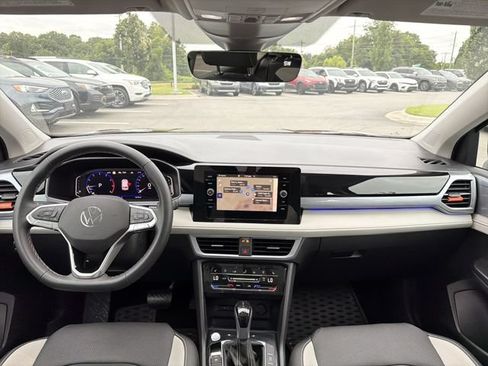 Used 2025 Volkswagen Taos SEL AWD/4WD image 19