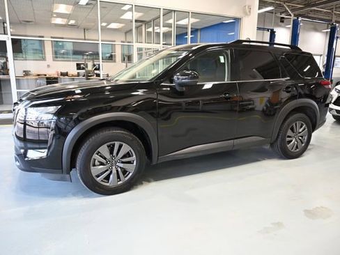 Used 2025 Nissan Pathfinder SV image 7