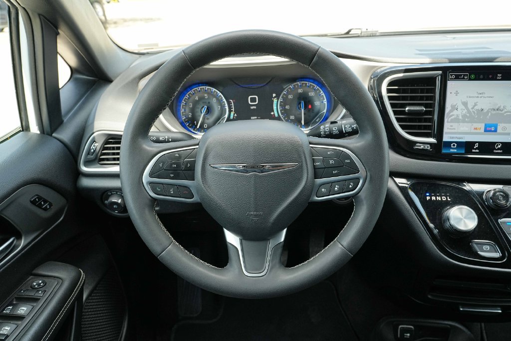 Used 2025 Chrysler Pacifica Select FWD image 33