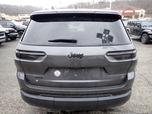 Used 2023 Jeep Grand Cherokee L Laredo image 4