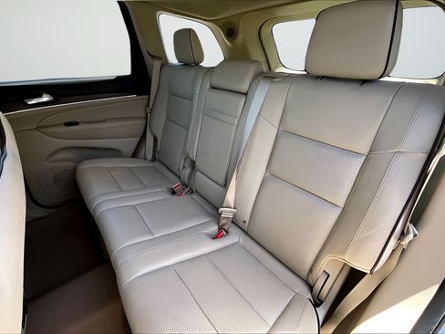 Used 2020 Jeep Grand Cherokee Overland AWD/4WD image 19