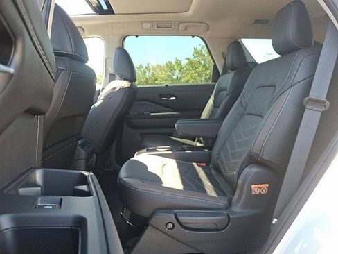 Used 2024 Nissan Pathfinder Platinum image 10