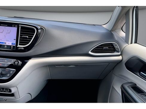 Used 2024 Chrysler Pacifica Touring-L FWD image 43