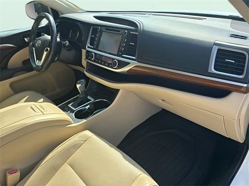 Used 2017 Toyota Highlander Limited image 12