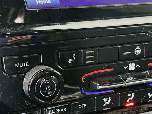 Certified 2024 Jeep Grand Cherokee Altitude image 31