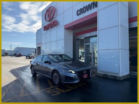 Used 2024 Nissan Altima 2.5 SV FWD image 1