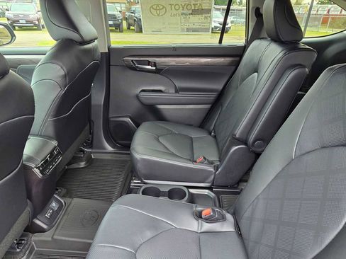 New 2026 Toyota Highlander Platinum image 18