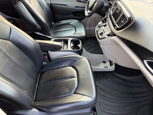 Used 2020 Chrysler Voyager Lxi FWD image 12