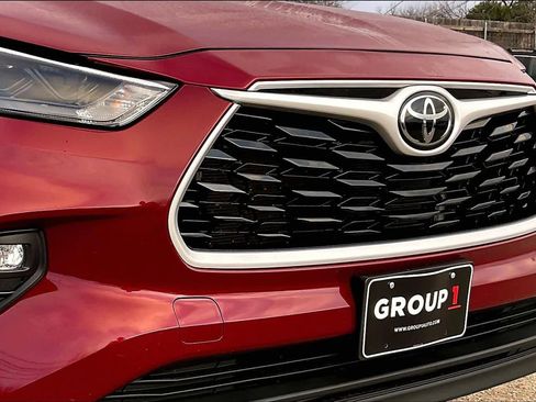 Used 2024 Toyota Highlander XLE image 30