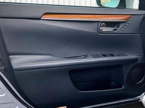 Used 2015 Lexus ES 300h image 17