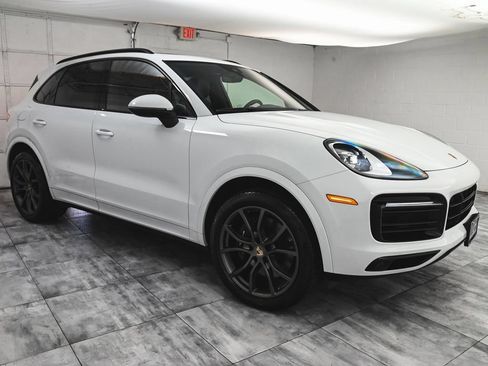 Used 2023 Porsche Cayenne AWD/4WD image 3