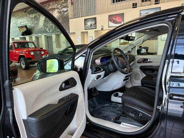 Used 2022 Chrysler Voyager LX FWD image 15