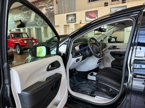 Used 2022 Chrysler Voyager LX FWD image 15