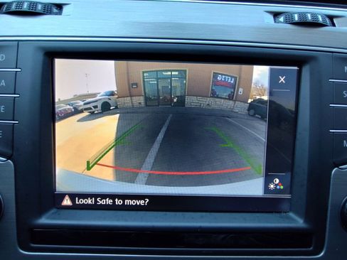 Used 2016 Volkswagen Golf SE image 26