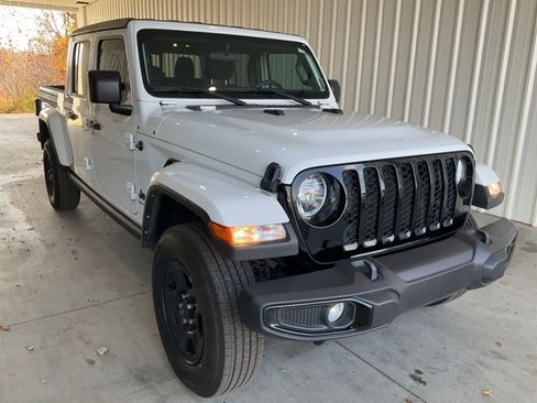 Used 2023 Jeep Gladiator Willys image 25