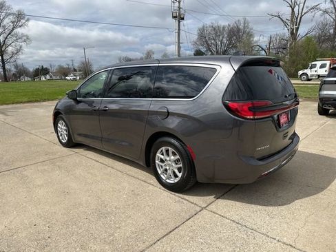 Used 2023 Chrysler Pacifica Touring-L image 5