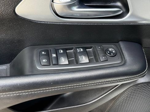 Used 2019 Chrysler Pacifica Touring Plus w/ Advanced Safetytec Group FWD image 12