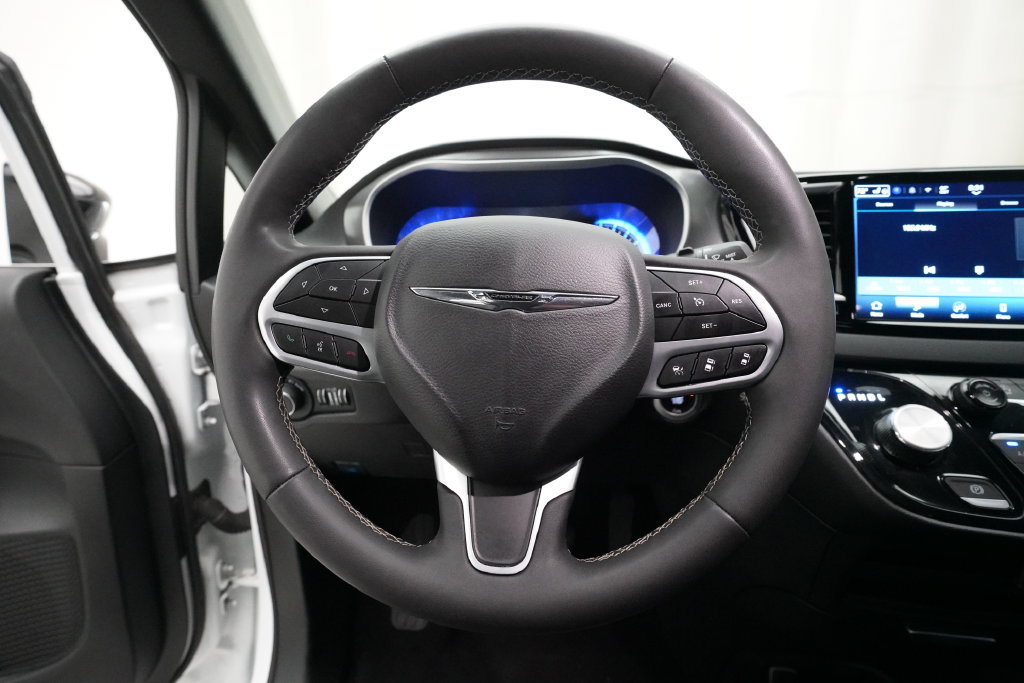 Used 2025 Chrysler Pacifica Select FWD image 4