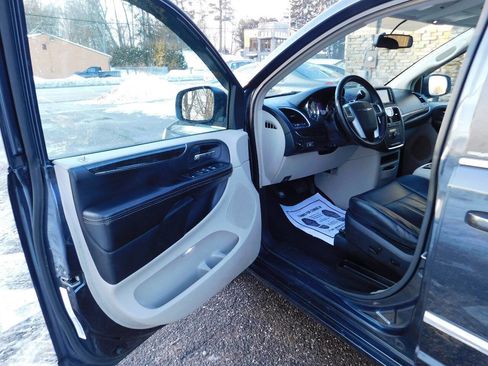 Used 2014 Chrysler Town & Country Touring image 22