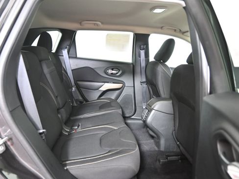 Used 2017 Jeep Cherokee Latitude w/ Safety/Convenience Group AWD/4WD image 16