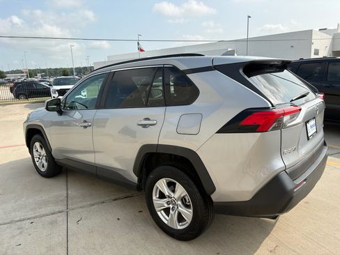 Used 2020 Toyota RAV4 XLE w/ Convenience Package FWD image 6