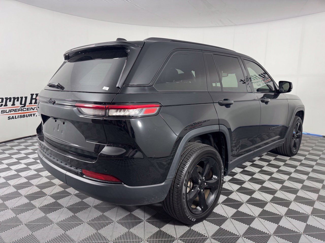 Used 2023 Jeep Grand Cherokee Altitude RWD image 7