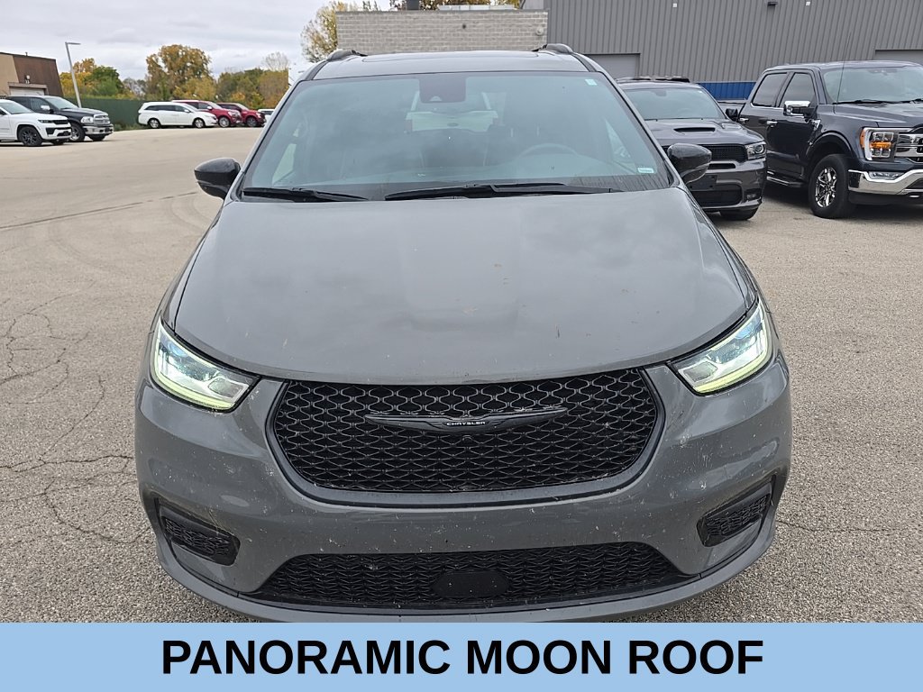 Used 2025 Chrysler Pacifica Limited FWD image 2