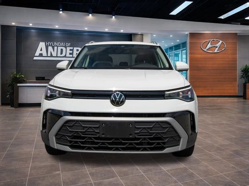 Used 2025 Volkswagen Taos SE AWD/4WD image 4