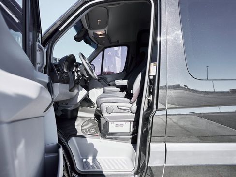 Used 2018 Mercedes-Benz Sprinter 2500 image 34