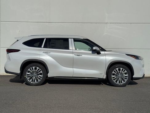 New 2026 Toyota Highlander Platinum AWD/4WD image 8