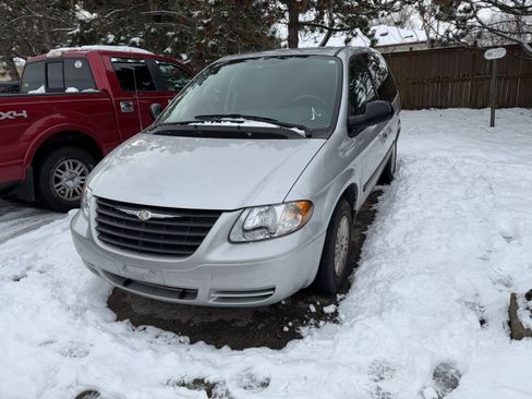 Used 2005 Chrysler Town & Country image 2